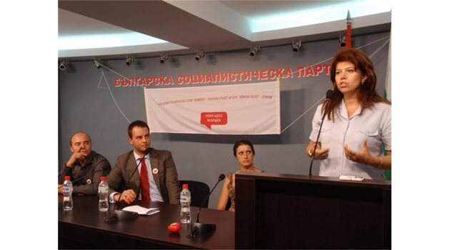 ВИСОКА ТОПКА: Дори евродепутатката Илияна Йотова присъства на сбирки с редовите социалисти, сред които е и Светлана Байкова (на заден план)