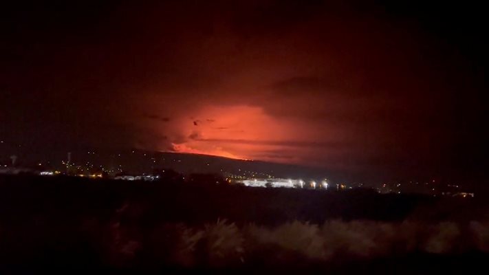 Вулканът Мауна Лоа изригва за първи път от 38 години СНИМКА: Ройтерс
