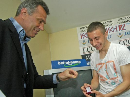 Спас Джевизов прибира наградата за играч на месеца на Антон Карачанаков, която младокът изпусна след награждаването си вчера.