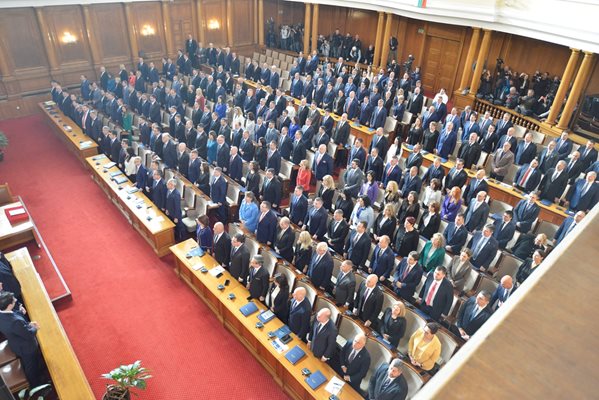 Депутатите в 48-ия парламент се заклеват, че във всичките си дела ще се водят от интересите на народа.