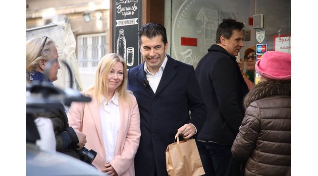 Кирил Петков отиде да гласува със съпругата си Линда. СНИМКА: НИКОЛАЙ ЛИТОВ