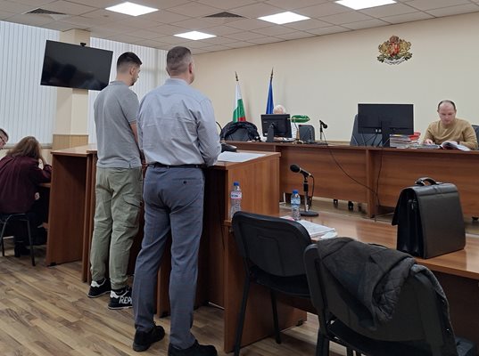 Кристиян Христов с адвоката си Пламен Бонев в съда в Пловдив.