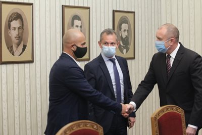 The Chief Commissioner of the Interior Ministry Ivaylo Ivanov and the head of SANS Dimitar Georgiev shook hands with President Rumen Radev at the beginning of the meeting of “Dondukov