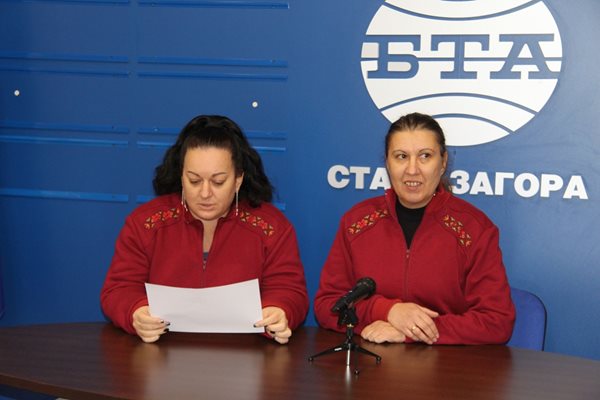 По традиция членовете на РИК в Стара Загора обличат в изборния ден красиви униформи с национални шевици, шити по поръчка. Така е и днес. 