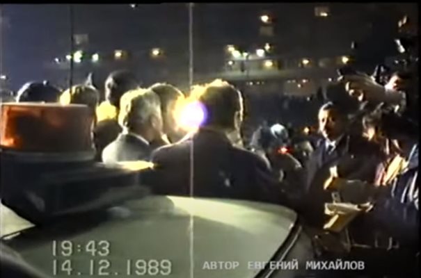 Кадър от записа на Евгений Михайлов от 14 ноември 1989 г. с "танковата реплика"