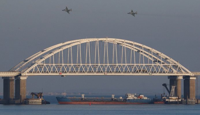 Водолази ще инспектират Кримския мост след експлозията