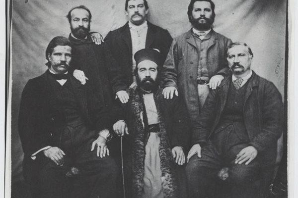Поп Кръстю (седналият в средата) между борци за църковна независимост