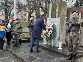 Кметът Павел Михайлов поднесе венец в Марково. Снимки: Община "Родопи"