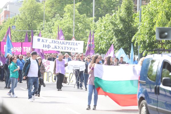 Стотици журналисти и служители на БНР излязоха на протестен митинг срещу ниските заплати там.