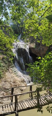 Красивият и малко известен Зараповски водопад, който се намира близо до село Емен.
Снимка: Деница Йотова