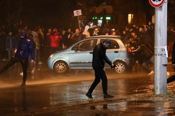  Полицията предприе ограничения и изтласка всички протестиращи по ул. 