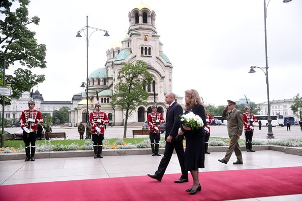 Президентът Румен Радев и вицепрезидентът Илияна Йотова отдадоха почит пред Паметника на Незнайния воин в София. 

СНИМКИ: ВЕЛИСЛАВ НИКОЛОВ