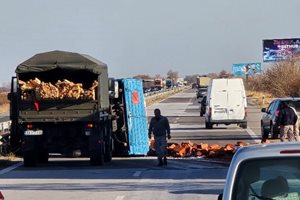 Военен камион се обърна на АМ "Тракия" и разпиля тухли, пренасочват движението