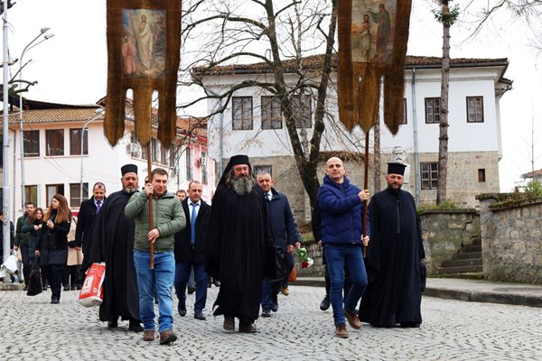 С литийно шествие в Елена започна честването на 147 г. от епичните сражения от Руско-турската война.

Снимки: Община Елена