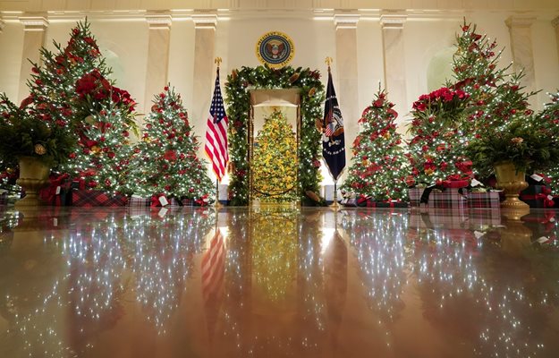 Коледната украса на Белия дом отдава почит към служителите на първа линия в борбата срещу коронавируса СНИМКА: РОЙТЕРС