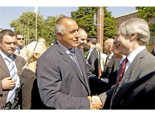 Премиерът Бойко Борисов се ръкува с американския посланик Джеймс Уорлик.
