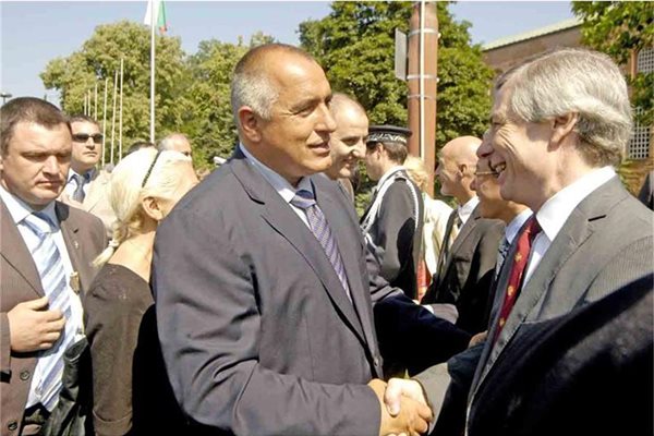 Премиерът Бойко Борисов се ръкува с американския посланик Джеймс Уорлик.
