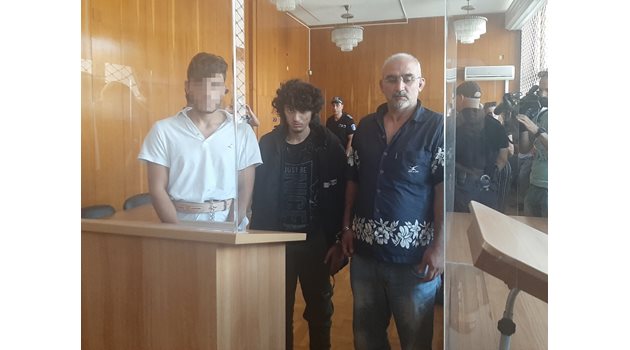 Сирийците Омар, Ахмад и Абдулах (от ляво на дясно) в съдебната зала - и тримата остават зад решетките.
