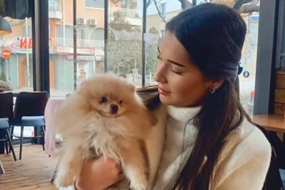 Мис България Александра Кръстева и кучето й Арис СНИМКА: Инстаграм/Официален профил