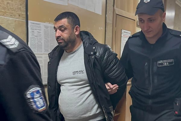 Изет Петелов в съда, охраняван от полицаи.


Снимка: Авторът