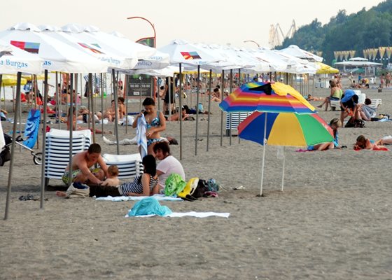 На повечето плажове в България таксите за чадъри и шезлонги доскоро бяха в рамките 3 до 8 лева средно, но от това лято цените тръгват нагоре. 

СНИМКА: “24 ЧАСА”