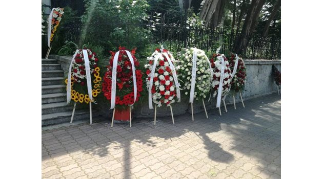 "Брат мой", "Братко наш" и "Приятелю" бяха част от посланията изписани на цветята
