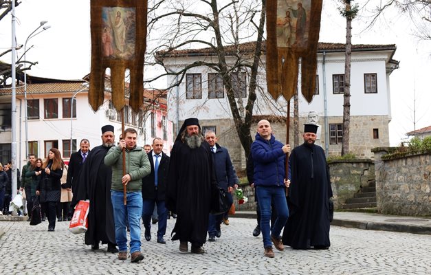 С литийно шествие в Елена започна честването на 147 г. от епичните сражения от Руско-турската война.

Снимки: Община Елена