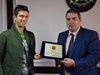 Кмет удостои с плакет световния шампион 
по радиоориентиране Иван Сираков