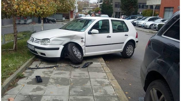 Това е катастрофиралата кола на убития във Варна мъж на ул. "Тодор Икономов". СНИМКА: Авторката