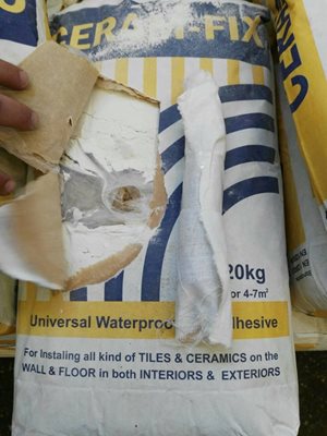 Хероинът, пакетиран фабрично в торби със строително лепило, за да остане невидим за ренгена, е бил претоварен в митнически склад в Истанбул. Снимка Агенция "Митници"