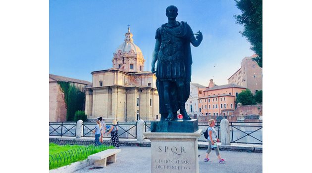 Паметникът на Юлий Цезар в Рим СНИМКИ: АВТОРЪТ