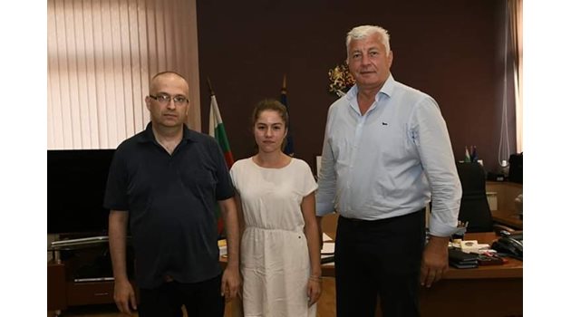 Мила с баща си и Здравко Димитров, тогава областен управител, а сега кмет на Пловдив, който помогна да се осъществи връзката с премиера Бойко Борисов.
