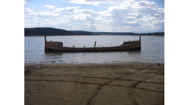 Тракийският птицеглав кораб вече е във водите на язовир "Копринка". Тепърва той постепенно ще се превърне в туристическа атракция. СНИМКИ: Авторът