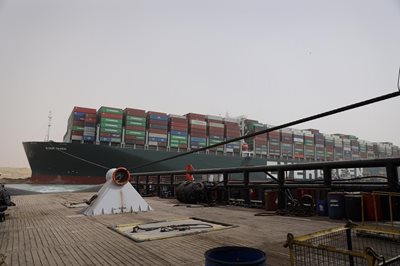 The ship can only be unloaded by helicopter and will cost $ 1 million.  PHOTO: Reuters