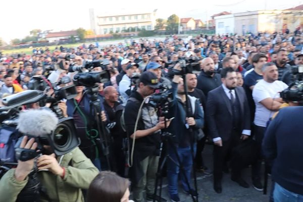 Стотици бяха в двора на училището в кв. "Факултета", за да поговорят с Иван Гешев. Оттам те се отправиха на протести по столичните булеварди.