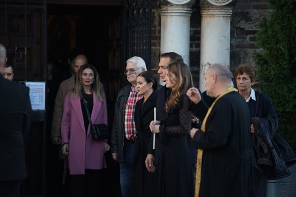 Дъщерята Анахид със съпруга си и внучката Деси Цонева също се поклониха пред Анахид
СНИМКА: Пламен Кодров