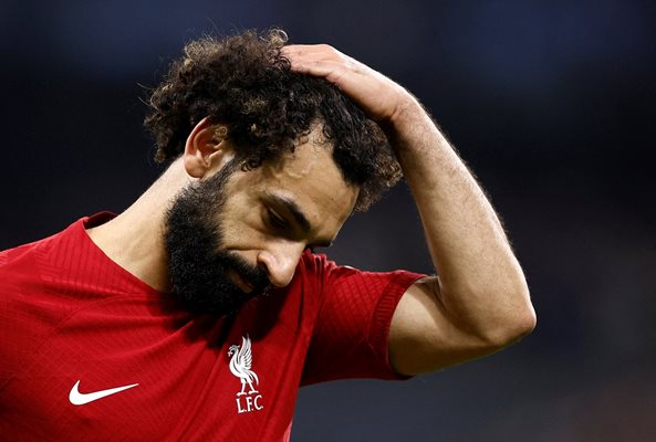 Мохамед Салах се държи отчаяно за главата след загубата на "Ливърпул" от "Реал" в Мадрид в реванша на осминафиналите на Шампионсакта лига с 0:1. Снимка: Ройтерс