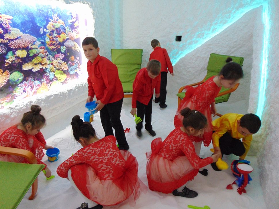 Деца от градина “Звънче” в Етрополе се радват на новата солна стая.

СНИМКА: ТОДОР АКМАНОВ