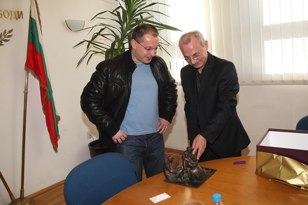 2008 г.: Лидерът на БСП Сергей Станишев подари на Доган фигура на картоиграчи. По това време те са с царя в тройната коалиция.