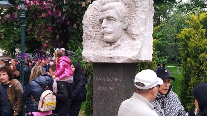 Паметникът на Иван Вазов е разположен в началото на градината.