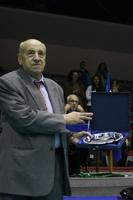Брунко Илиев получава почетен плакет от федерацията по волейбол за 70-годишнината си.