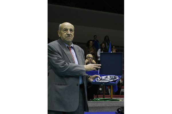 Брунко Илиев получава почетен плакет от федерацията по волейбол за 70-годишнината си.