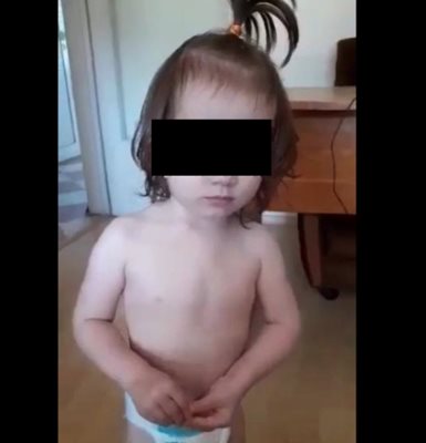 Кадър от клипа, публикуван от Veronika Zlateva във фейсбук, в който майка от Перник бие детето си