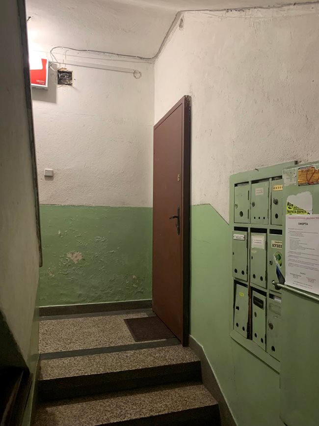 Вратата на апартамента на Милчев, където бе намерен в безсъзнание