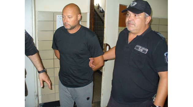Шофьорът на сръбския автобус Дарко Карашичевич, на 40 години, бе доведен и отведен от съдебната зала под охрана, с белезници на ръцете.
Снимка: Ваньо Стоилов