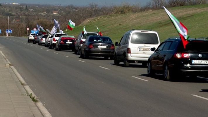 Автоколоната на протестиращите миньори и енергетици тръгна тази сутрин от Раднево.
Снимка: Ваньо Стоилов