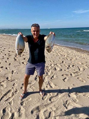 Васко Василев позира с улова си на брега на морето