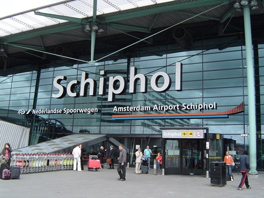 От летище „Схипхол“ потегляли натъпканите с дрога българи