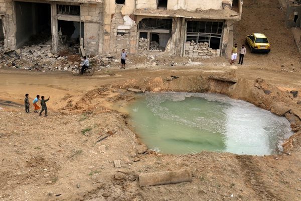 Около 2 млн. жители на Алепо са останали без питейна вода заради засилилите се въздушни удари СНИМКА: Ройтерс