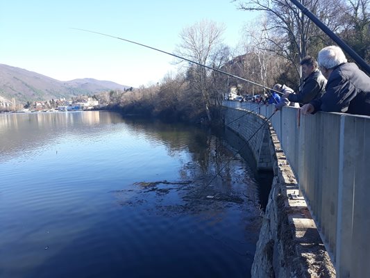 Рибари окупират езера в София